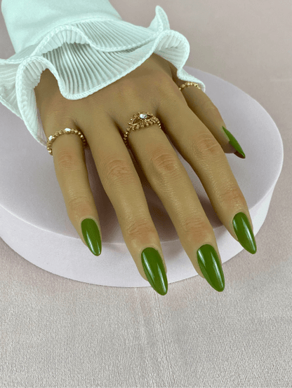 Faux ongles réutilisables, couleur vert olive, en forme d'amande, avec un fini brillant pour un look sophistiqué et tendance.