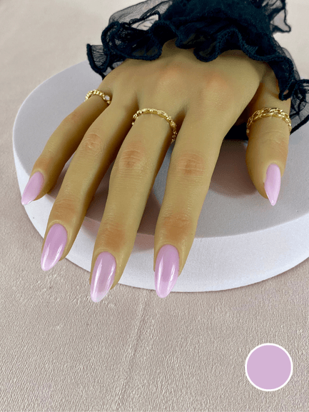 Ensemble de faux ongles réutilisables à coller à l'aide d'adhésifs avec une couleur rose pastel et finition brillante, en forme d'amande.