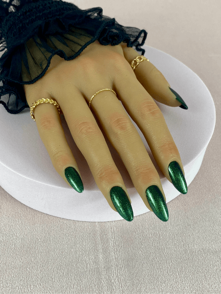 Ensemble de faux ongles réutilisables avec une couleur vert sapin et pailleté en forme amande, pour un style moderne et glamour.