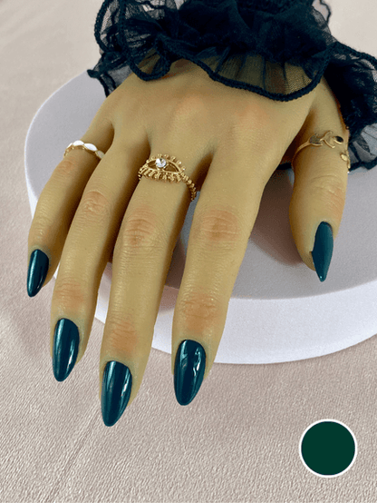 Ensemble de faux ongles réutilisables à coller avec des adhésifs, de couleur vert sapin, en forme d'amande et finition brillante.