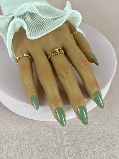 Ensemble de faux ongles réutilisables avec une couleur vert kaki, en forme de amande, pour un style moderne et tendance.