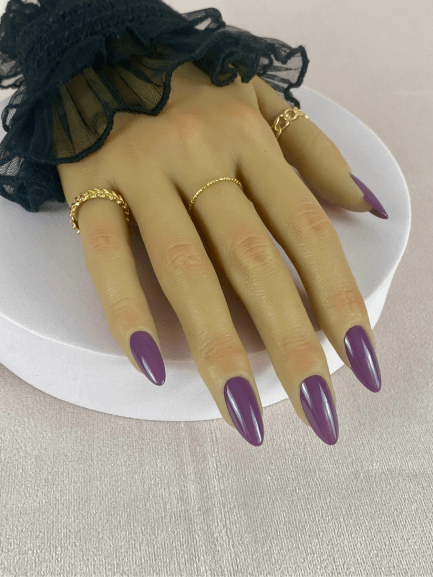 Kit de faux ongles réutilisables avec une couleur violet prune, de forme amande, pour une manucure express et élégante.