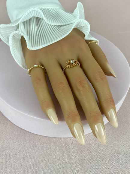 Faux ongles réutilisables, nude et longs, avec une forme amande, pour une manucure naturelle et chic.