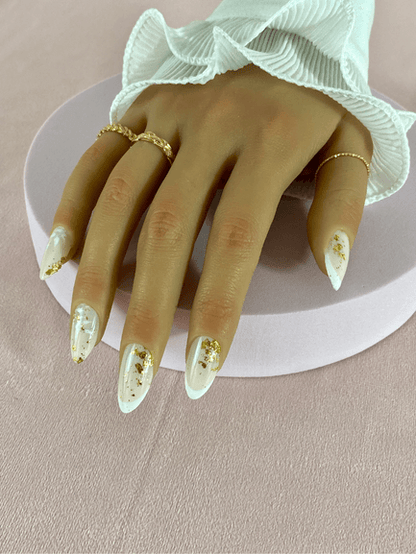 Kit de faux ongles réutilisables à coller avec des adhésifs, des designs variés, incluant des motifs floraux, French manucure blanche et des feuilles d'or, pour un style à adopter lors d'un mariage.