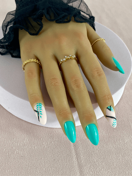 Faux ongles réutilisables, bleu turquoise, avec deux nail art aux motifs floraux bleu turquoise et lignes noires, finition brillante et mat sur les nail art.