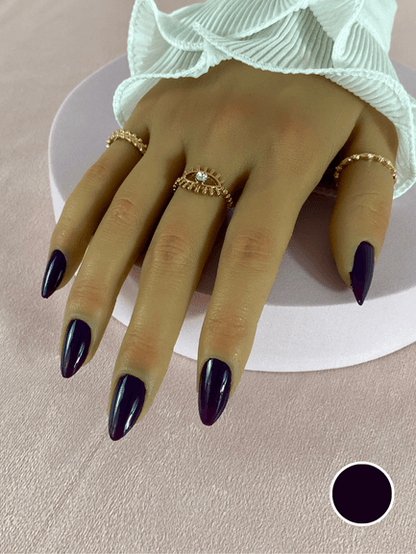 Faux ongles réutilisables à coller avec des adhésifs, violet foncé, avec finition brillante.