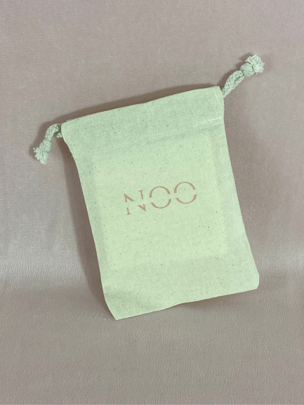 Pochette pour ranger les accessoires de faux ongles réutilisables sans colle de la marque NailsOnOff