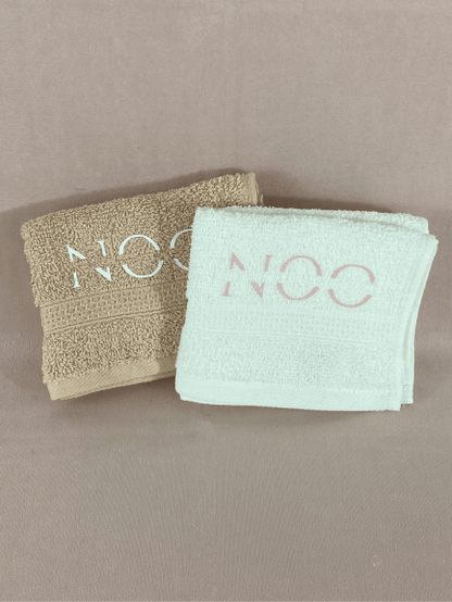 Serviette de manucure blanche et rose pour préparer ses ongles et appliquer ses faux ongles réutilisables